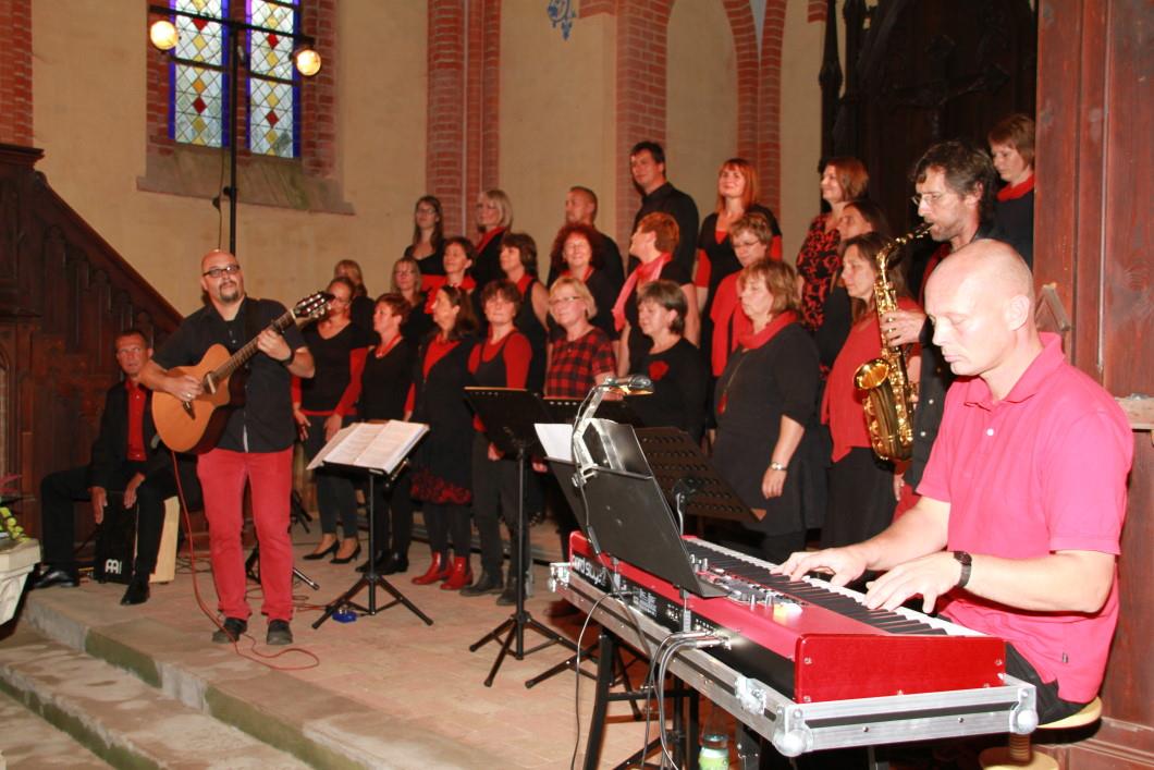 Heartchor Röbel beim Konzert in der Minzower Dorfkirche im September 2014